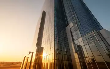 Moderne Glasfassade eines Bürogebäudes in den Vereinigten Arabischen Emiraten während des Sonnenuntergangs. - Foto: über boerse-global.de