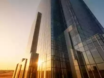 Moderne Glasfassade eines Bürogebäudes in den Vereinigten Arabischen Emiraten während des Sonnenuntergangs. - Foto: über boerse-global.de
