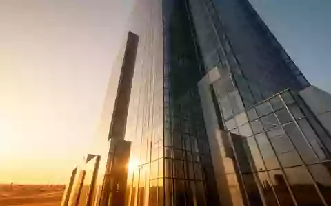 Moderne Glasfassade eines Bürogebäudes in den Vereinigten Arabischen Emiraten während des Sonnenuntergangs. - Foto: über boerse-global.de