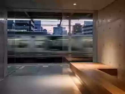 Minimalistisch gestalteter Innenraum in einem modernen japanischen Bahnhofsgebäude mit hölzernen Sitzgelegenheiten. - Foto: über boerse-global.de