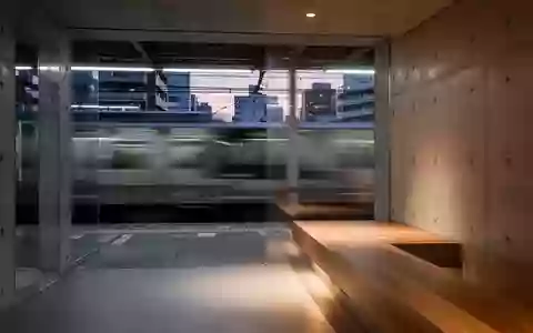 Minimalistisch gestalteter Innenraum in einem modernen japanischen Bahnhofsgebäude mit hölzernen Sitzgelegenheiten. - Foto: über boerse-global.de