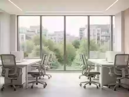 Heller, moderner Büroraum mit ergonomischer Einrichtung und Blick ins Grüne als Symbol für betriebliches Gesundheitsmanagement. - Foto: über boerse-global.de