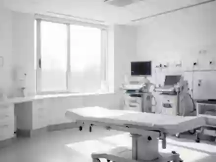 Ein heller, minimalistischer Behandlungsraum in einer Klinik mit natürlichem Licht und sauberer, moderner Einrichtung. - Foto: über boerse-global.de