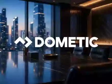 Ein dunkles, modernes Büro mit Blick auf eine regnerische Stadt, das eine angespannte wirtschaftliche Stimmung vermittelt. - Foto: über boerse-global.de