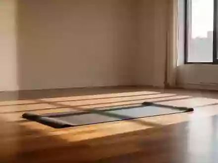 Ein minimalistischer Trainingsraum mit einer Yoga-Matte auf einem Holzboden in hellem, natürlichem Licht. - Foto: über boerse-global.de