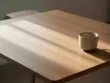Ein minimalistischer, leerer Holztisch in weichem Tageslicht, der Ruhe und geistige Klarheit symbolisiert. - Foto: über boerse-global.de