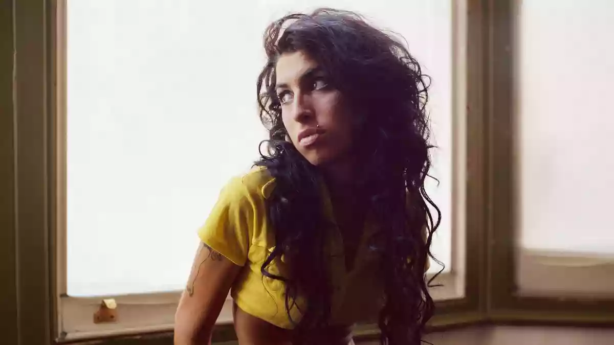 Amy Winehouse auf einem Foto aus der Zeit von «Back to Black». Zum 20. Jubiläum ist das Kultalbum neu aufgelegt worden. (Handout) - Bild: Mischa Richer/UMR/Island/dpa