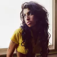 Amy Winehouse auf einem Foto aus der Zeit von «Back to Black». Zum 20. Jubiläum ist das Kultalbum neu aufgelegt worden. (Handout) - Foto: Mischa Richer/UMR/Island/dpa