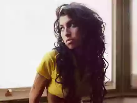 Amy Winehouse auf einem Foto aus der Zeit von «Back to Black». Zum 20. Jubiläum ist das Kultalbum neu aufgelegt worden. (Handout) - Foto: Mischa Richer/UMR/Island/dpa