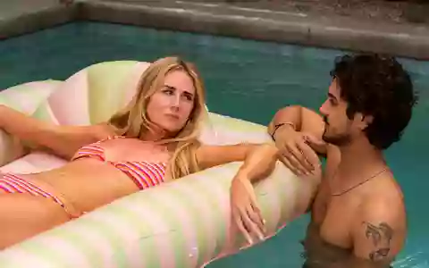 Justine Lupe (links) als Morgan und Avan Jogia als Travis in einer Szene der Serie «Nobody Wants This». (Handout) - Foto: Katrina Marchinowski/Netflix/dpa