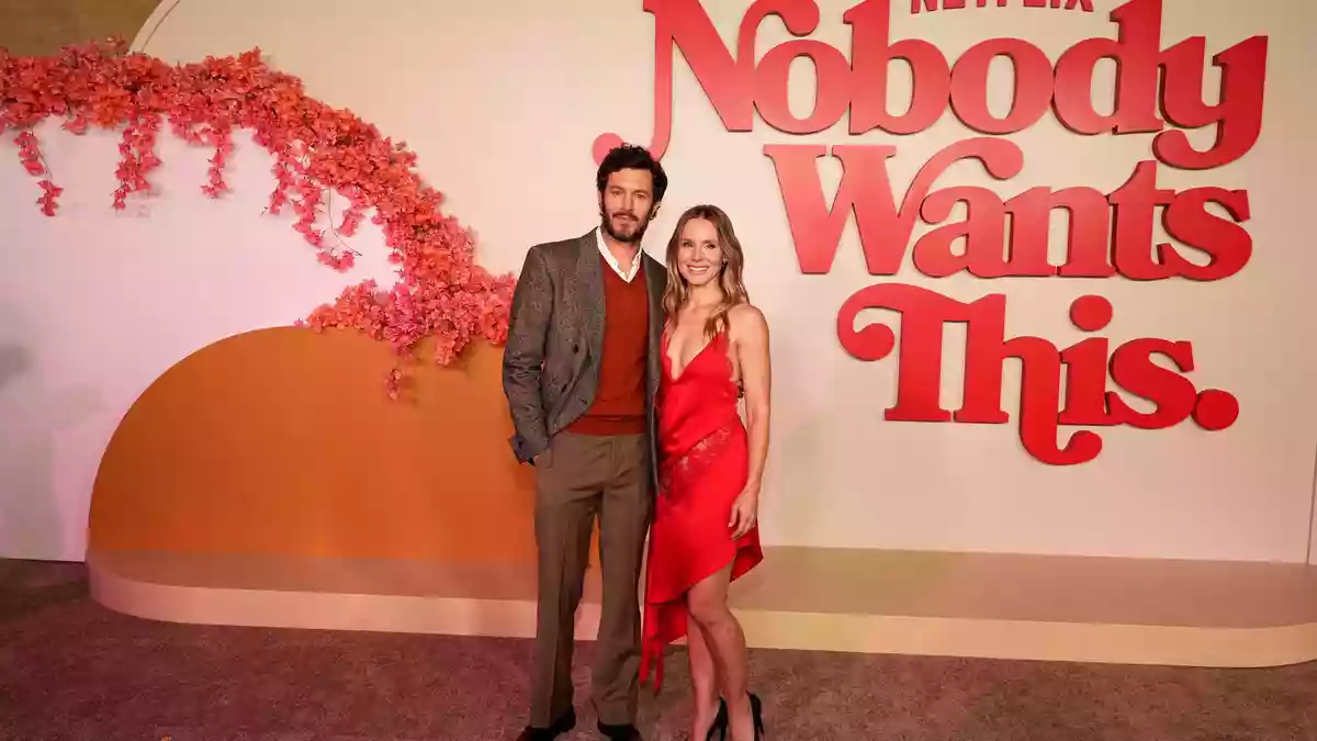 Adam Brody (l) und Kristen Bell sind die Hauptdarsteller in «Nobody Wants This». (Archivbild) - Bild: Chris Pizzello/Invision/dpa