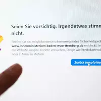 Zwei extrem kritische Schwachstellen entdeckt ermöglichen Kriminellen, aus der Ferne eigenen Schadcode auf Servern auszuführen. - Foto: Bernd Weißbrod/dpa