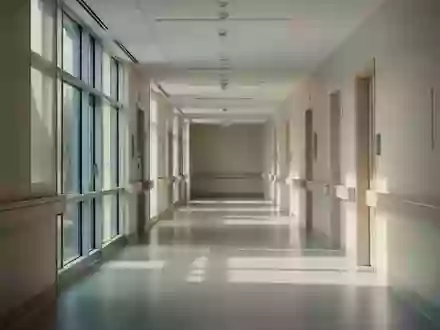 Ein heller, moderner Krankenhausflur mit sanftem Tageslichteinfall und minimalistischer Architektur. - Foto: über boerse-global.de