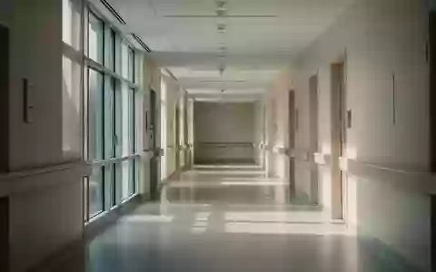 Ein heller, moderner Krankenhausflur mit sanftem Tageslichteinfall und minimalistischer Architektur. - Foto: über boerse-global.de