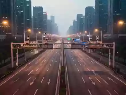 Eine moderne, mehrspurige Schnellstraße in einer chinesischen Großstadt bei Dämmerung mit intelligenter Verkehrsinfrastruktur. - Foto: über boerse-global.de