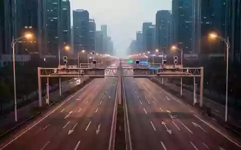 Eine moderne, mehrspurige Schnellstraße in einer chinesischen Großstadt bei Dämmerung mit intelligenter Verkehrsinfrastruktur. - Foto: über boerse-global.de