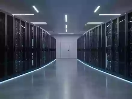 Modernes Rechenzentrum mit dunklen Serverracks und dezenter blauer Beleuchtung in einer minimalistischen Umgebung. - Foto: über boerse-global.de