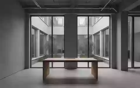 Ein minimalistischer, leerer Büroraum mit neutralen Wänden und Tageslicht, der eine ruhige Arbeitsumgebung darstellt. - Foto: über boerse-global.de