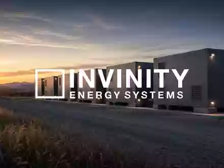 Modulare Energiespeicheranlagen in einer minimalistischen Industrieumgebung bei Dämmerung. - Foto: über boerse-global.de