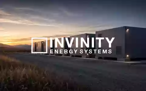Modulare Energiespeicheranlagen in einer minimalistischen Industrieumgebung bei Dämmerung. - Foto: über boerse-global.de