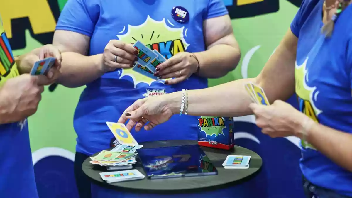 Viele Neuheiten können an den Spieltischen in Essen getestet werden.  - Bild: Oliver Berg/dpa