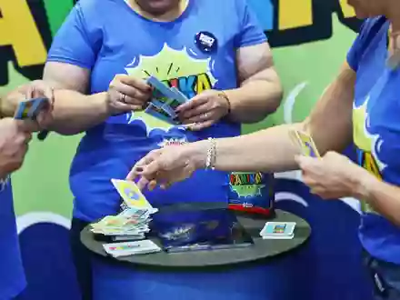 Viele Neuheiten können an den Spieltischen in Essen getestet werden.  - Foto: Oliver Berg/dpa