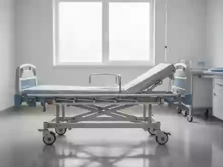 Ein steriles, menschenleeres Krankenzimmer mit einem leeren Pflegebett in einer hellen, klinischen Umgebung. - Foto: über boerse-global.de
