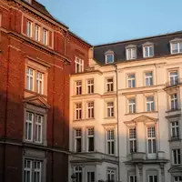Fassade eines historischen Wohngebäudes in einer deutschen Stadt bei goldenem Licht. - Foto: über boerse-global.de
