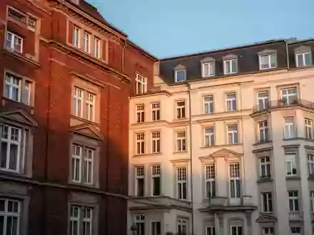 Fassade eines historischen Wohngebäudes in einer deutschen Stadt bei goldenem Licht. - Foto: über boerse-global.de