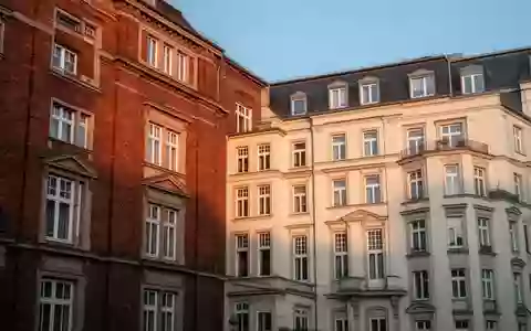 Fassade eines historischen Wohngebäudes in einer deutschen Stadt bei goldenem Licht. - Foto: über boerse-global.de