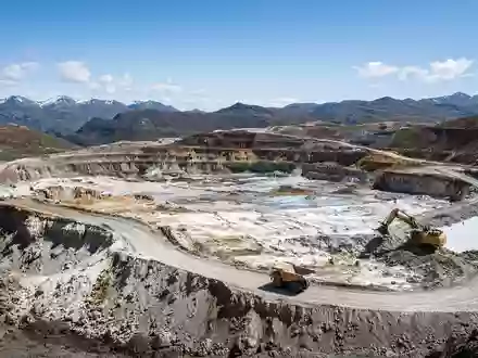 Industrielle Lithium-Minenanlage in einer weitläufigen Landschaft mit schwerem Gerät bei Tageslicht. - Foto: über boerse-global.de