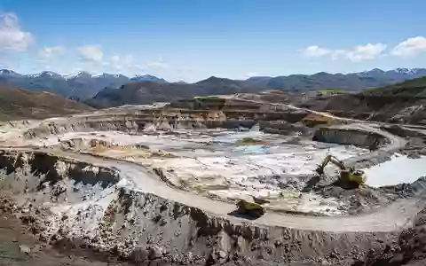 Industrielle Lithium-Minenanlage in einer weitläufigen Landschaft mit schwerem Gerät bei Tageslicht. - Foto: über boerse-global.de