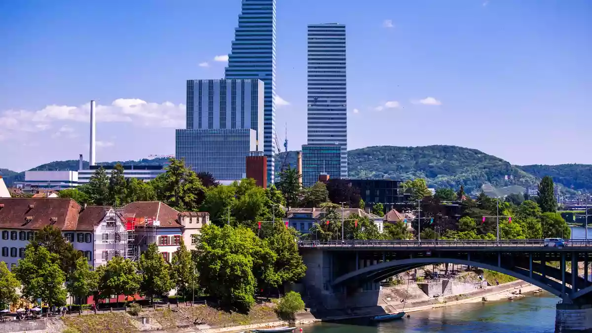 Konzernsitz von Roche in Basel: Das Unternehmen steigerte den Umsatz in den ersten drei Quartalen. (Archivbild) - Bild: Jens Büttner/dpa