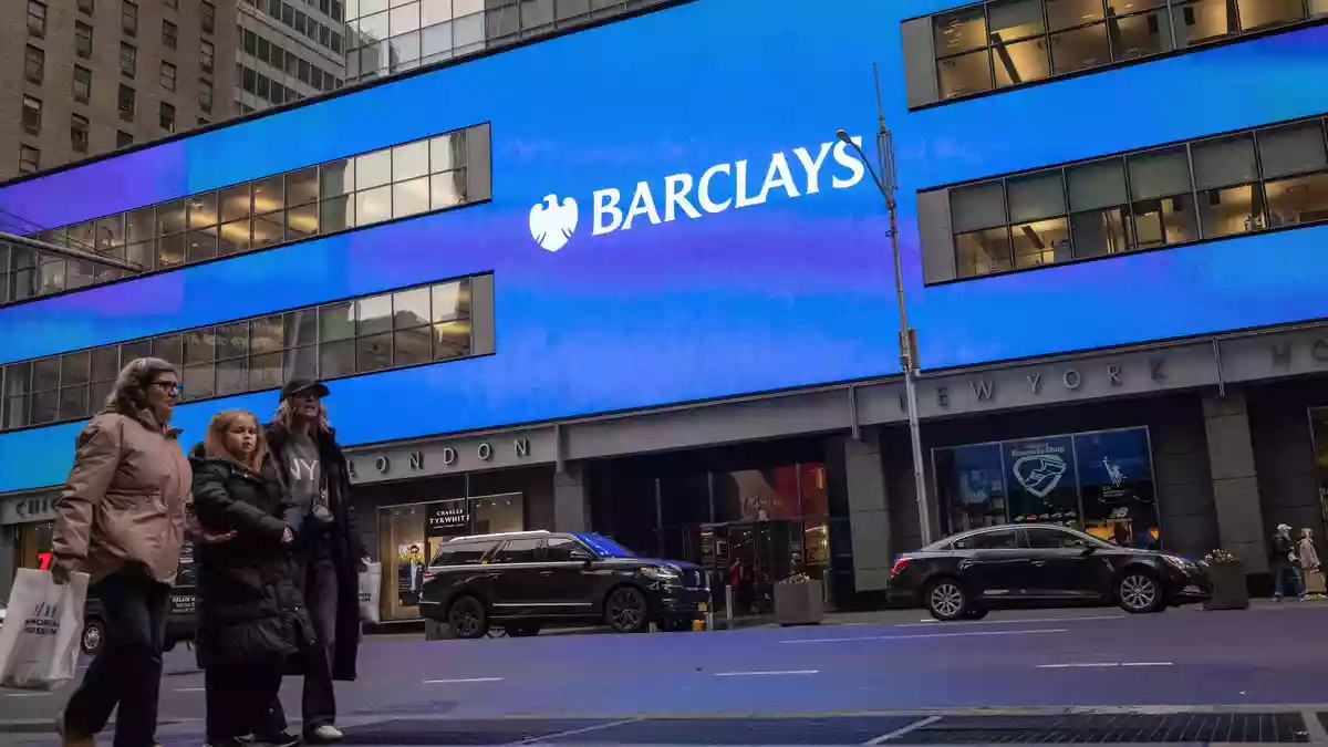 Die britische Großbank Barclays baut nach Investitionen in KI-Technologie 5000 Stellen ab.  - Bild: Yuki Iwamura/AP/dpa