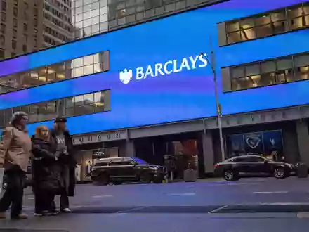 Die britische GroĂźbank Barclays baut nach Investitionen in KI-Technologie 5000 Stellen ab. - Foto: Yuki Iwamura/AP/dpa