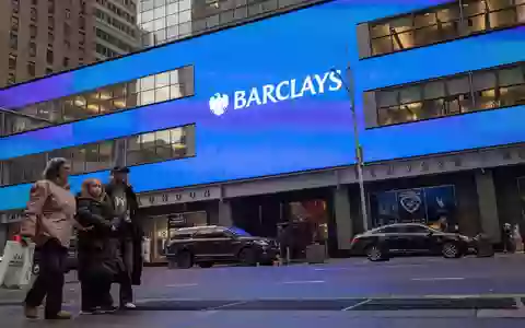 Die britische Großbank Barclays baut nach Investitionen in KI-Technologie 5000 Stellen ab.  - Foto: Yuki Iwamura/AP/dpa