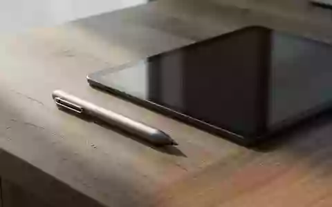 Ein digitaler Eingabestift liegt auf einem hölzernen Schreibtisch neben einem ausgeschalteten Tablet-Display. - Foto: über boerse-global.de