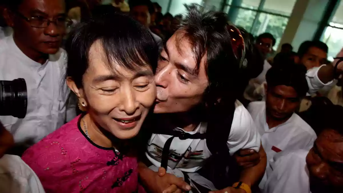 Ein Bild aus besseren Tagen: Aung San Suu Kyi im Jahr 2011 mit ihrem Sohn Kim Aris. - Bild: Nyein Chan Naing/epa/dpa