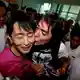 Ein Bild aus besseren Tagen: Aung San Suu Kyi im Jahr 2011 mit ihrem Sohn Kim Aris. - Bild: Nyein Chan Naing/epa/dpa