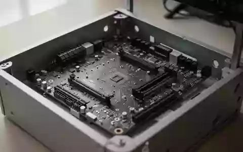Nahaufnahme eines leeren Computer-Mainboards in einem minimalistischen Gehäuse bei natürlichem Licht. - Foto: über boerse-global.de