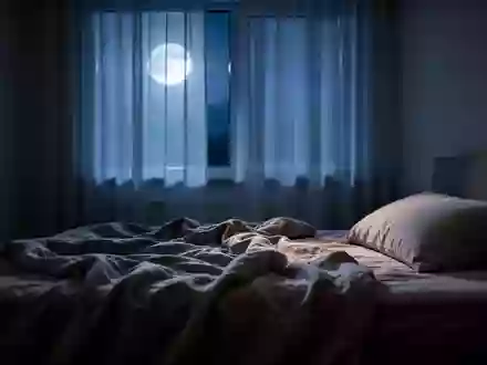 Ein ungemachtes Bett in einem ruhig beleuchteten Schlafzimmer bei Nacht, das eine Atmosphäre der Entspannung vermittelt. - Foto: über boerse-global.de