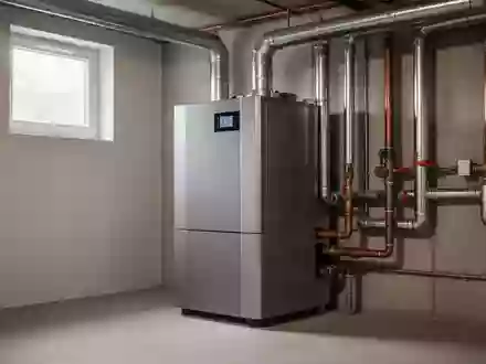 Moderne Heizungsanlage in einem sauberen Kellerraum mit sichtbaren Rohren und Leitungen bei natürlichem Lichteinfall. - Foto: über boerse-global.de