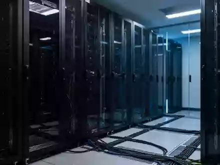 Ein moderner, minimalistischer Serverraum mit dunklen Server-Racks und kühler, blauer Beleuchtung. - Foto: über boerse-global.de