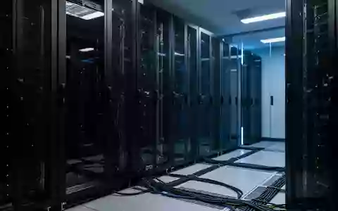 Ein moderner, minimalistischer Serverraum mit dunklen Server-Racks und kühler, blauer Beleuchtung. - Foto: über boerse-global.de