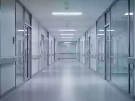 Ein moderner, steriler Krankenhausflur mit klaren architektonischen Linien und ruhiger Beleuchtung. - Foto: über boerse-global.de