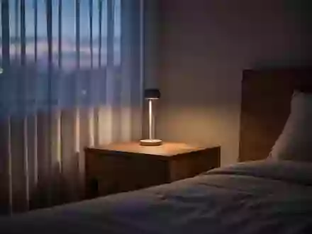 Minimalistisches Schlafzimmer in gedimmtem Licht, das eine Atmosphäre der Ruhe und Entspannung ausstrahlt. - Foto: über boerse-global.de