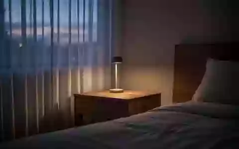 Minimalistisches Schlafzimmer in gedimmtem Licht, das eine Atmosphäre der Ruhe und Entspannung ausstrahlt. - Foto: über boerse-global.de