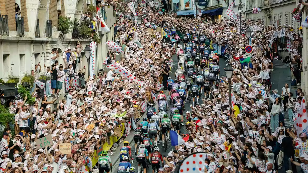 Wieder ein Tour-Highlight: Das Peloton überquert den Montmartre-Hügel. (Archivbild) - Bild: Geoffroy Van Der Hasselt/AFP/dpa
