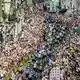 Wieder ein Tour-Highlight: Das Peloton überquert den Montmartre-Hügel. (Archivbild) - Bild: Geoffroy Van Der Hasselt/AFP/dpa