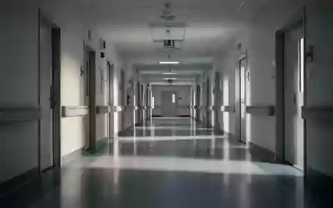 Ein heller, steriler Krankenhausflur ohne Personen, der die klinische Umgebung für die Versorgung von Hüftfrakturen symbolisiert. - Foto: über boerse-global.de